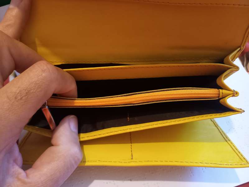 Genuine leather Roundflap ladies wallet