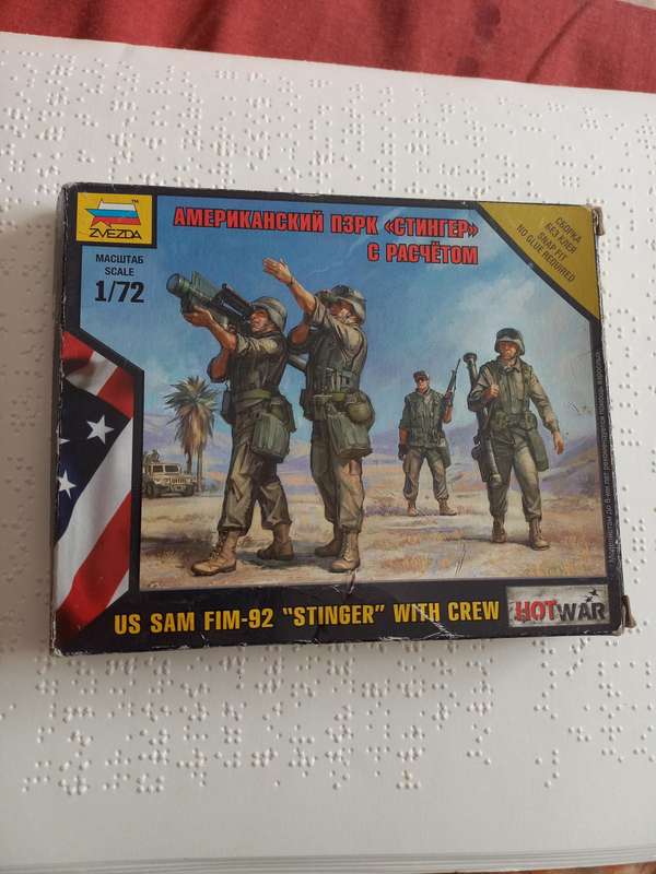 Zvezda Plastic modelkit 1/72 scale US SAM FIM-92 Stinger with crew