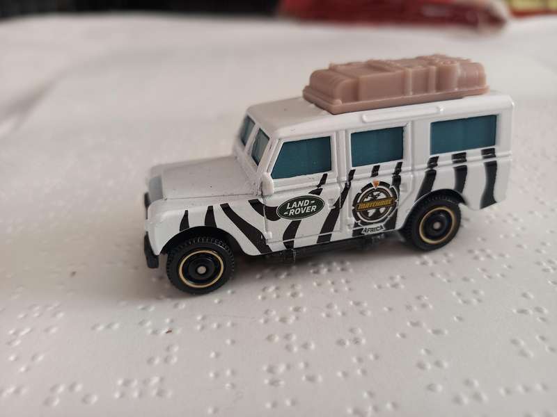 Matchbox Landrover Defender - slightly bent rear axle