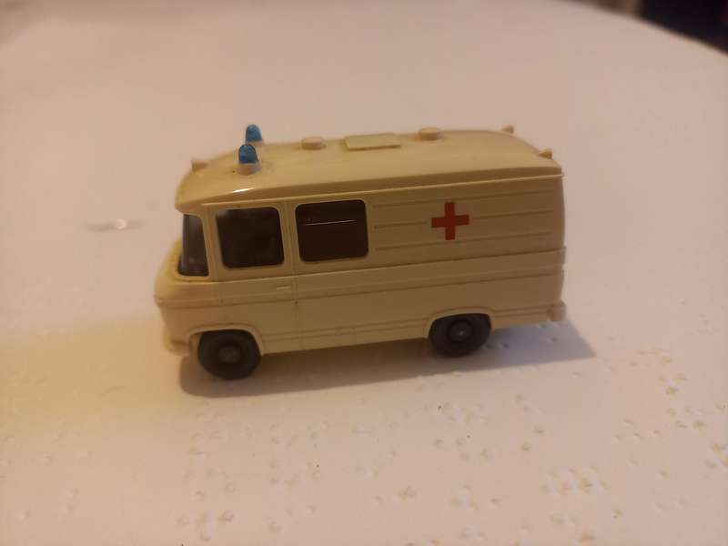 Wiking Germany Mercedes-Benz Ambulance - ho scale