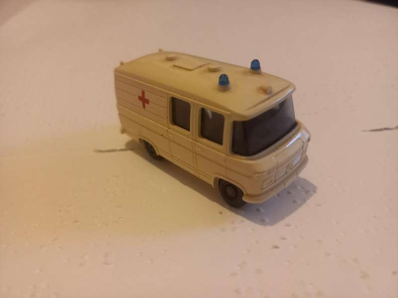 Wiking Germany Mercedes-Benz Ambulance - ho scale