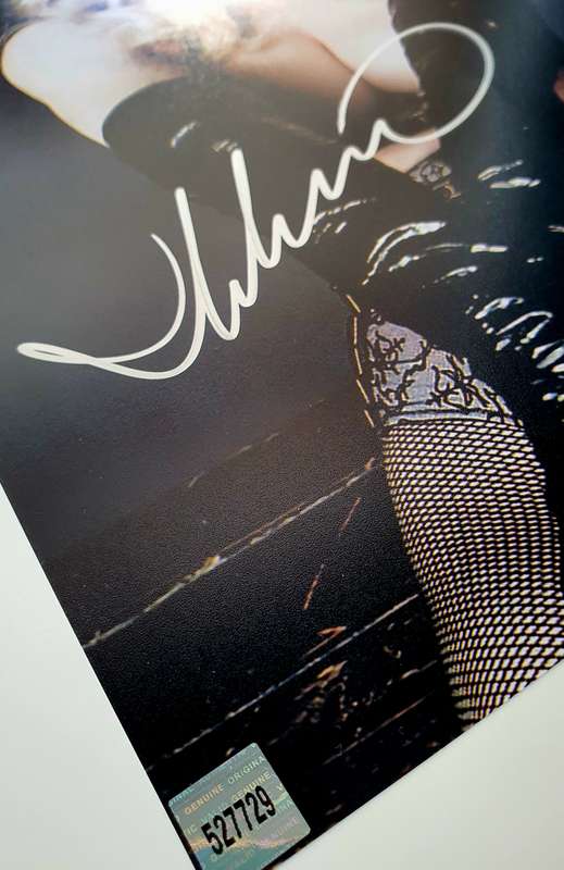 MADONNA - AUTHENTIC AUTOGRAPH + COA
