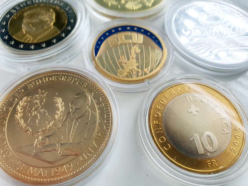 6 ENCAPSULATED COLLECTOR MEDALS