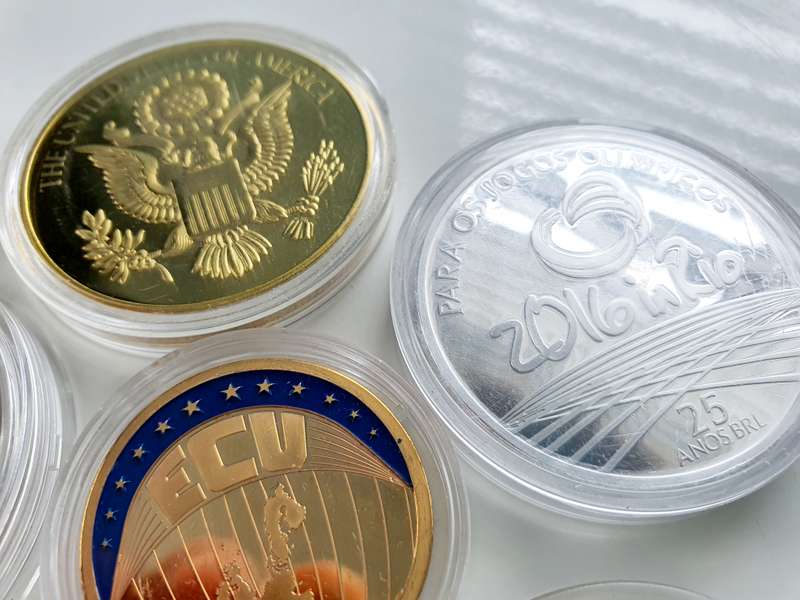 6 ENCAPSULATED COLLECTOR MEDALS
