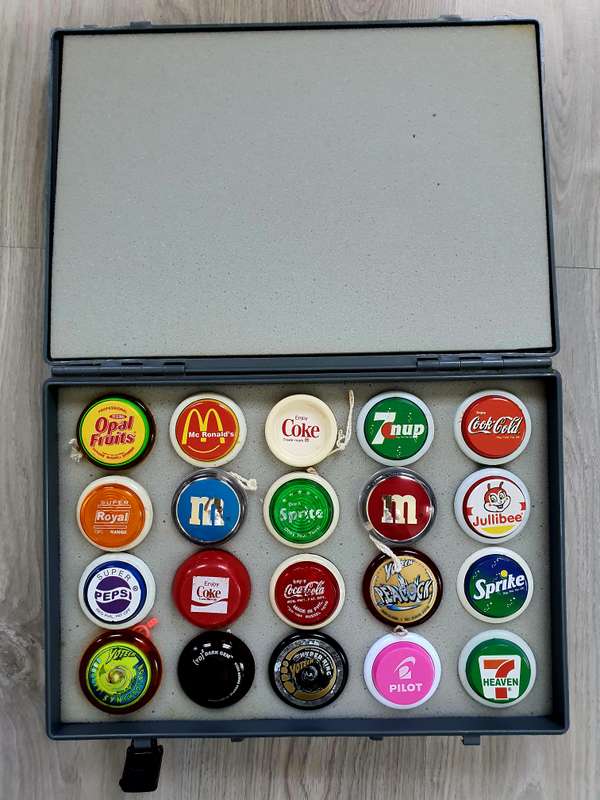 OMG - 20 VINTAGE YOYOS IN YOYO CASE - WOW