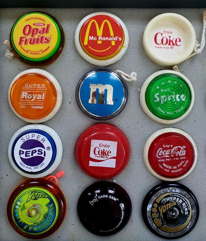 OMG - 20 VINTAGE YOYOS IN YOYO CASE - WOW