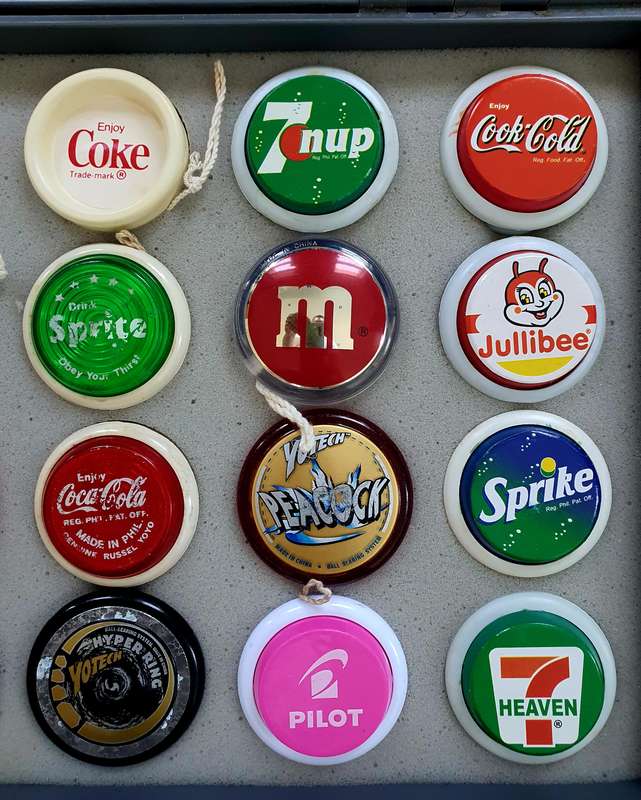 OMG - 20 VINTAGE YOYOS IN YOYO CASE - WOW