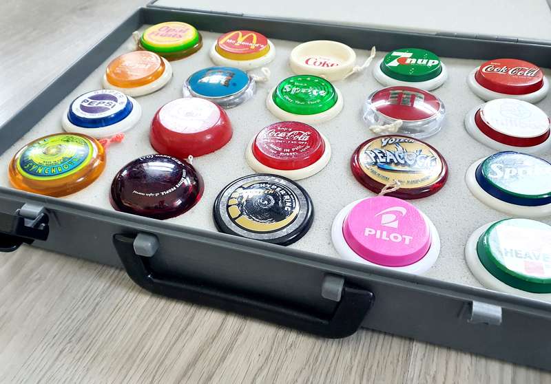 OMG - 20 VINTAGE YOYOS IN YOYO CASE - WOW