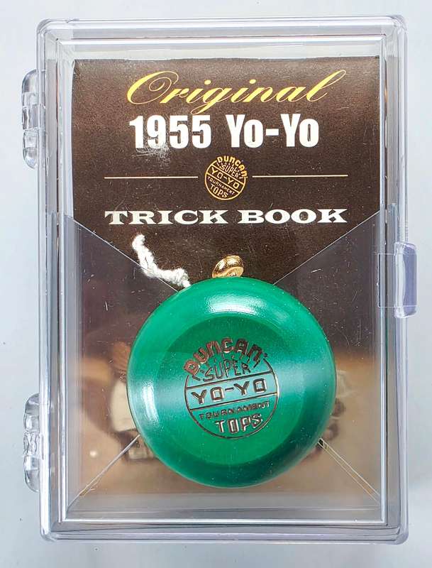 VINTAGE - GREEN 1955 WOODEN DUNCAN YOYO IN ORIGINAL PACKAGING WITH TRICK BOOK - UNUSED