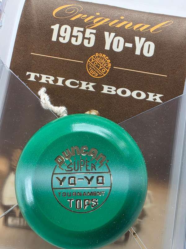VINTAGE - GREEN 1955 WOODEN DUNCAN YOYO IN ORIGINAL PACKAGING WITH TRICK BOOK - UNUSED