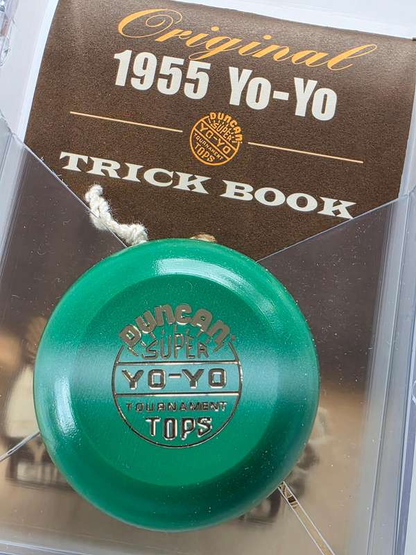 VINTAGE - GREEN 1955 WOODEN DUNCAN YOYO IN ORIGINAL PACKAGING WITH TRICK BOOK - UNUSED