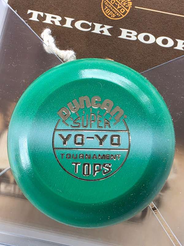 VINTAGE - GREEN 1955 WOODEN DUNCAN YOYO IN ORIGINAL PACKAGING WITH TRICK BOOK - UNUSED