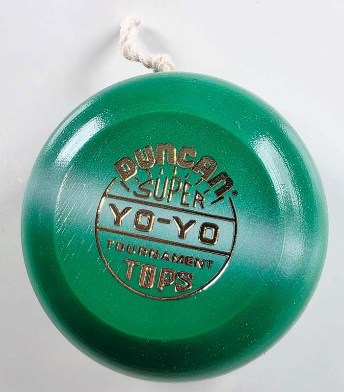 VINTAGE - GREEN 1955 WOODEN DUNCAN YOYO IN ORIGINAL PACKAGING WITH TRICK BOOK - UNUSED
