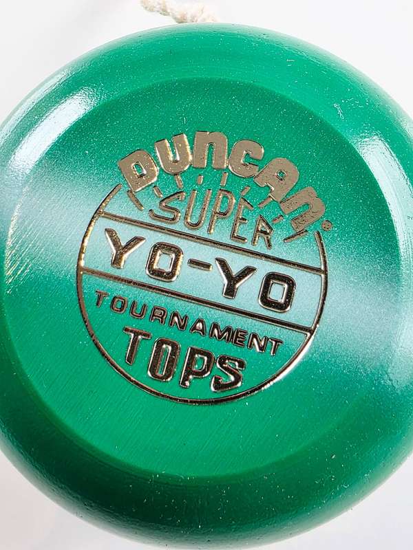 VINTAGE - GREEN 1955 WOODEN DUNCAN YOYO IN ORIGINAL PACKAGING WITH TRICK BOOK - UNUSED