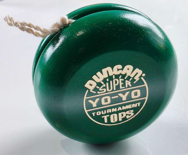 VINTAGE - GREEN 1955 WOODEN DUNCAN YOYO IN ORIGINAL PACKAGING WITH TRICK BOOK - UNUSED