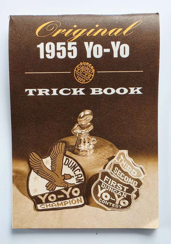 VINTAGE - GREEN 1955 WOODEN DUNCAN YOYO IN ORIGINAL PACKAGING WITH TRICK BOOK - UNUSED