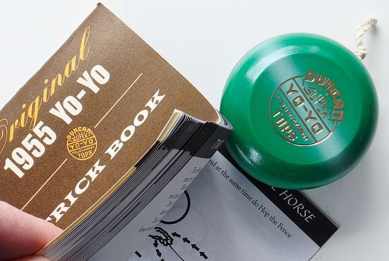 VINTAGE - GREEN 1955 WOODEN DUNCAN YOYO IN ORIGINAL PACKAGING WITH TRICK BOOK - UNUSED
