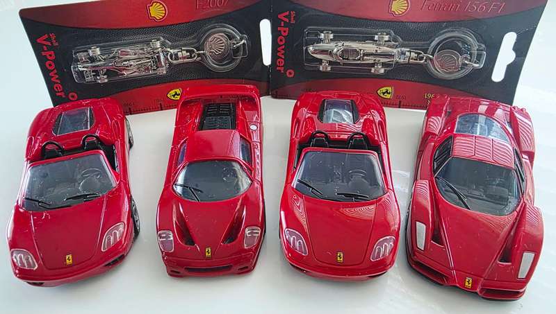 4 x SHELL V-POWER FERRARI PACKAGE + 2 SEALED FULL METAL CHROME KEYRINGS