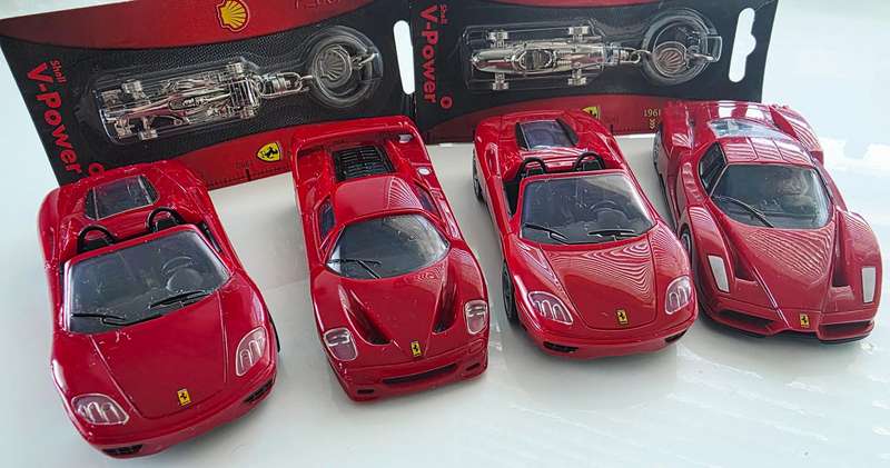4 x SHELL V-POWER FERRARI PACKAGE + 2 SEALED FULL METAL CHROME KEYRINGS