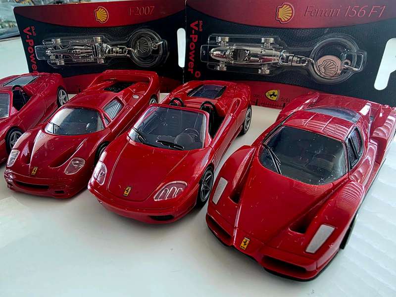 4 x SHELL V-POWER FERRARI PACKAGE + 2 SEALED FULL METAL CHROME KEYRINGS