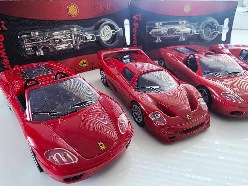 4 x SHELL V-POWER FERRARI PACKAGE + 2 SEALED FULL METAL CHROME KEYRINGS