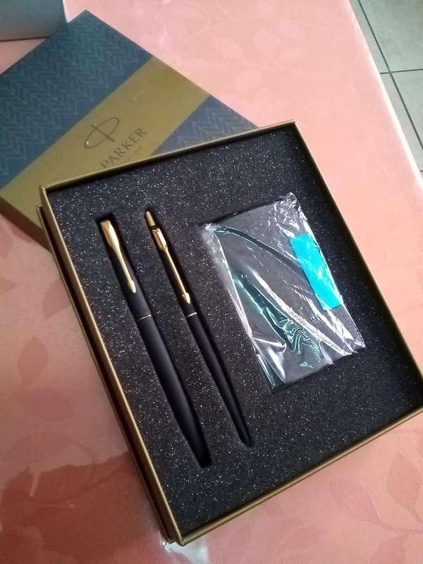 PARKER MATTE BLACK BALL PEN & ROLLER PEN SET - GT - BLUE INK -WITH PARKER GIFT BOX & CARD HOLDER