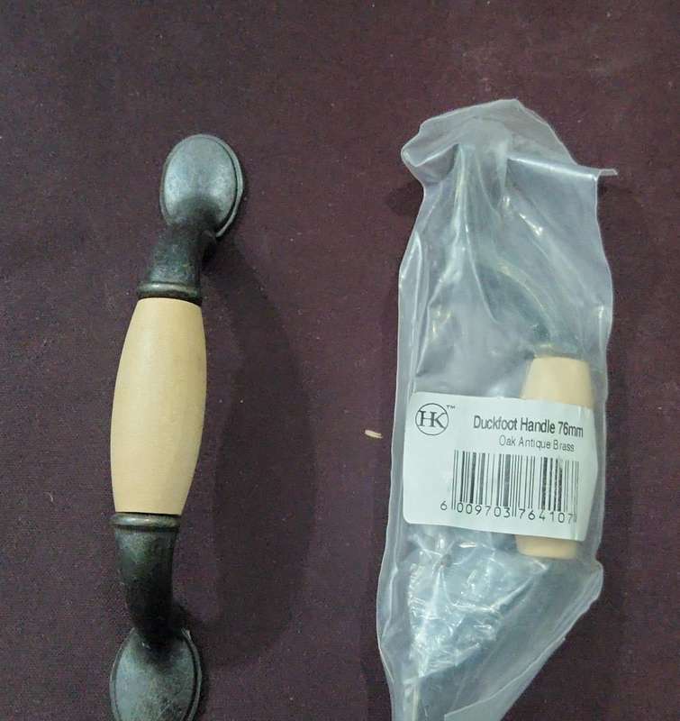 Duckfoot Handle 76mm oak Antique Brass