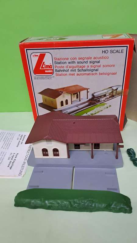 LIMA Station With Bell BOXED (NEW old stock)