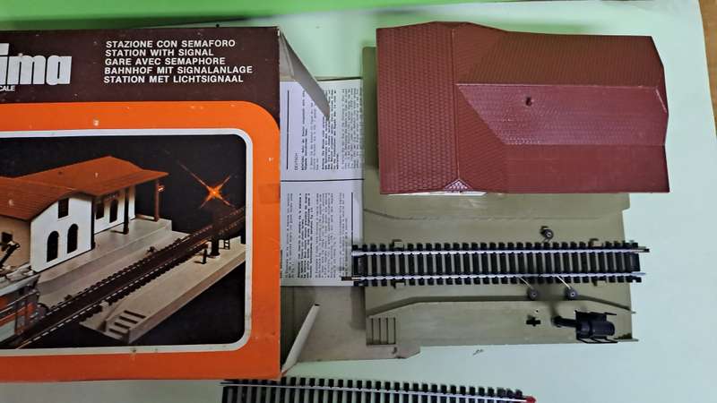 LIMA Station With Signal Light BOXED (NEW old stock only one)