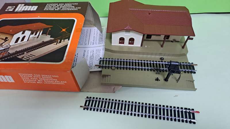LIMA Station With Signal Light BOXED (NEW old stock only one)