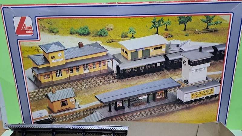 LIMA 3x Station set BOXED