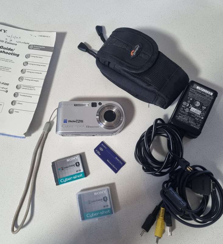 Sony Cybershot DSC-P200 camera bundle