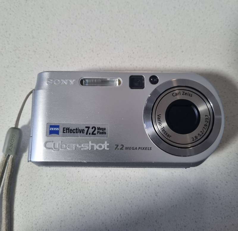 Sony Cybershot DSC-P200 camera bundle