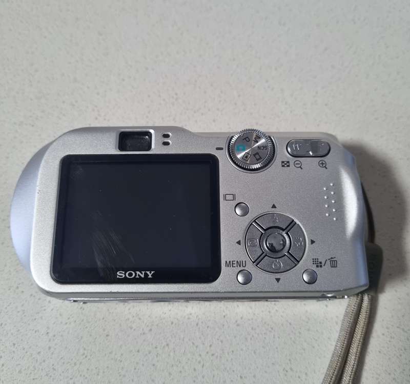 Sony Cybershot DSC-P200 camera bundle