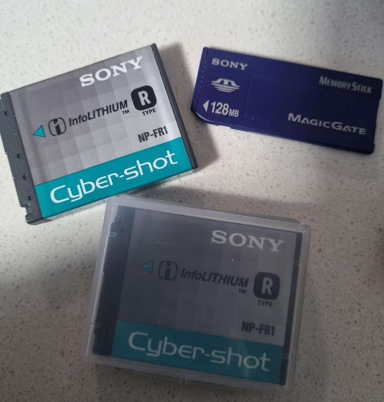 Sony Cybershot DSC-P200 camera bundle