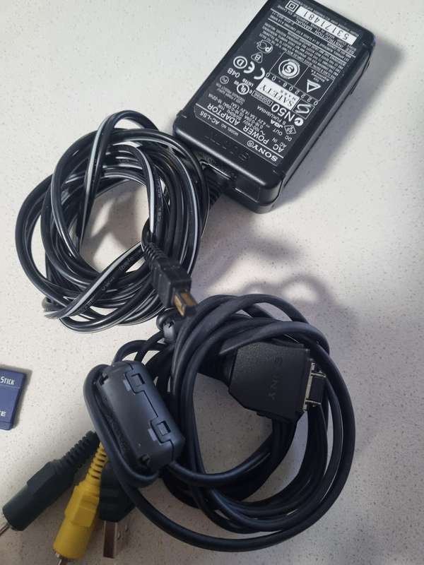 Sony Cybershot DSC-P200 camera bundle