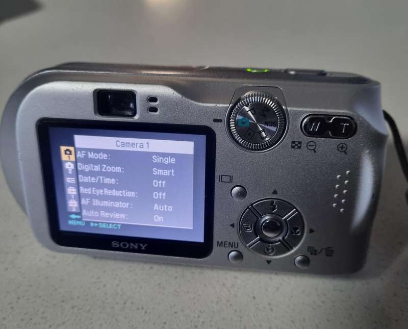 Sony Cybershot DSC-P200 camera bundle