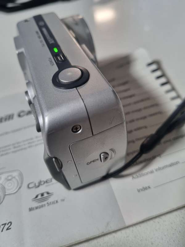 Sony Cybershot (DSC-P52) digital camera. In PERFECT working condition.