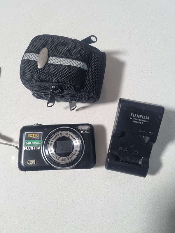 Fugifilm JZ500 digital camera (black spot on lcd,works 100%)