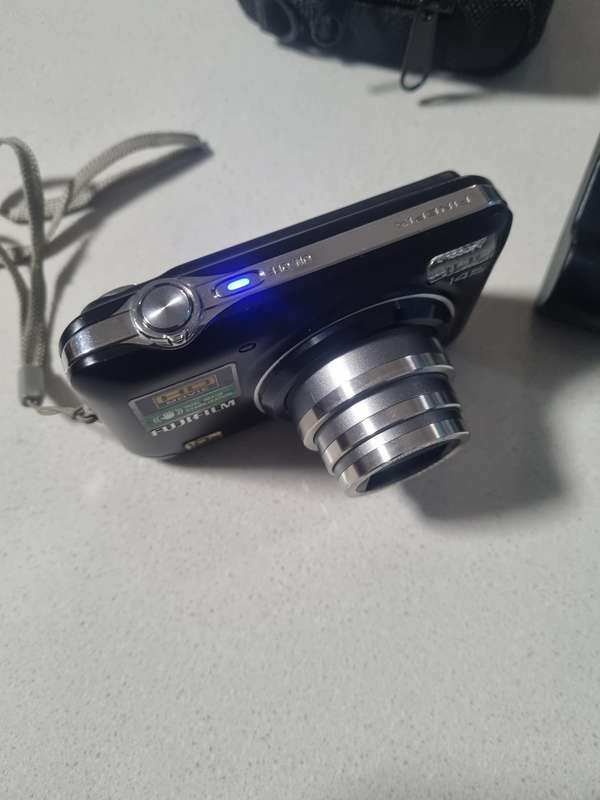 Fugifilm JZ500 digital camera (black spot on lcd,works 100%)