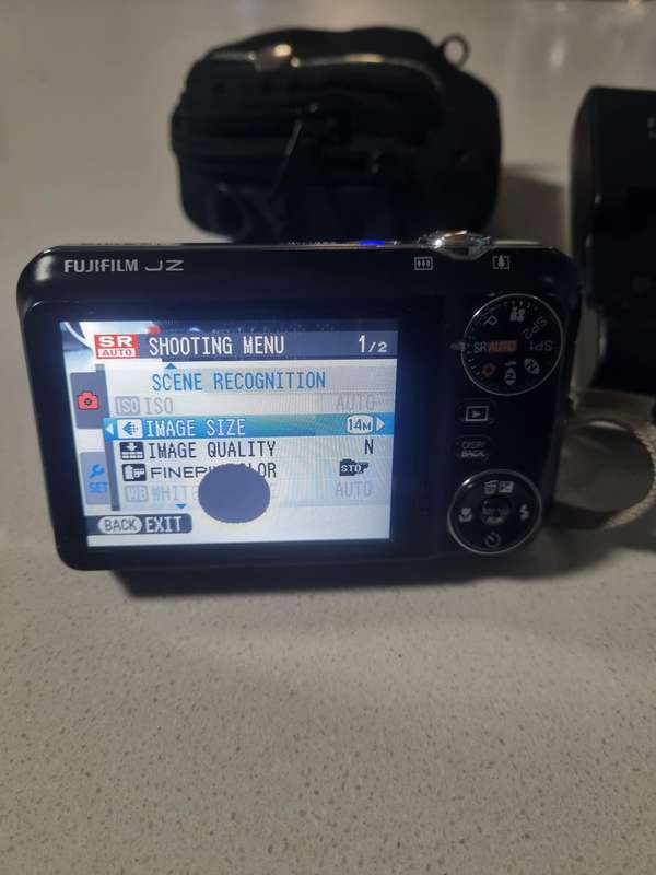 Fugifilm JZ500 digital camera (black spot on lcd,works 100%)