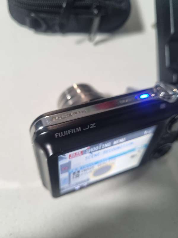 Fugifilm JZ500 digital camera (black spot on lcd,works 100%)