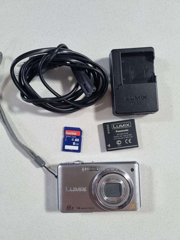 Panasonic Lumix digital camera, DMC-FS30 (14 m/pixel, 8 x optical zoom)