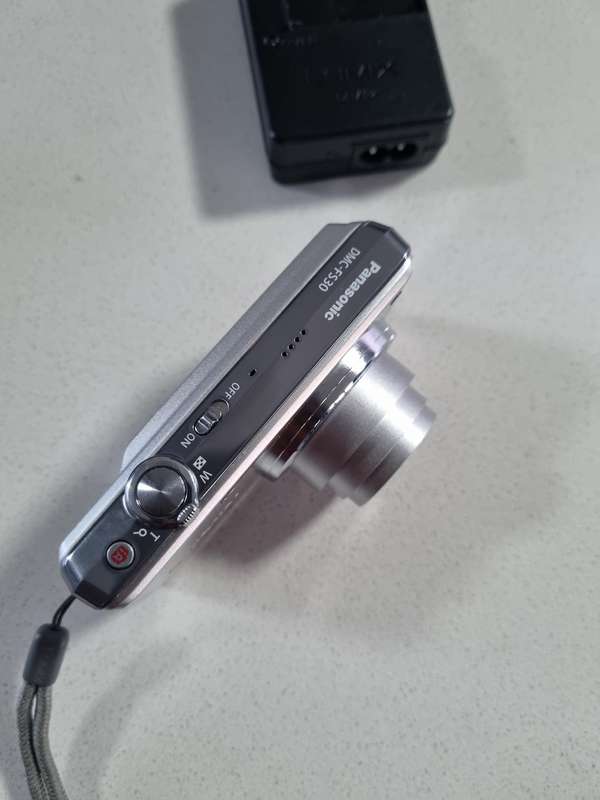 Panasonic Lumix digital camera, DMC-FS30 (14 m/pixel, 8 x optical zoom)