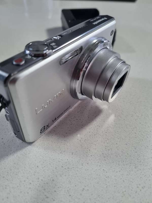 Panasonic Lumix digital camera, DMC-FS30 (14 m/pixel, 8 x optical zoom)