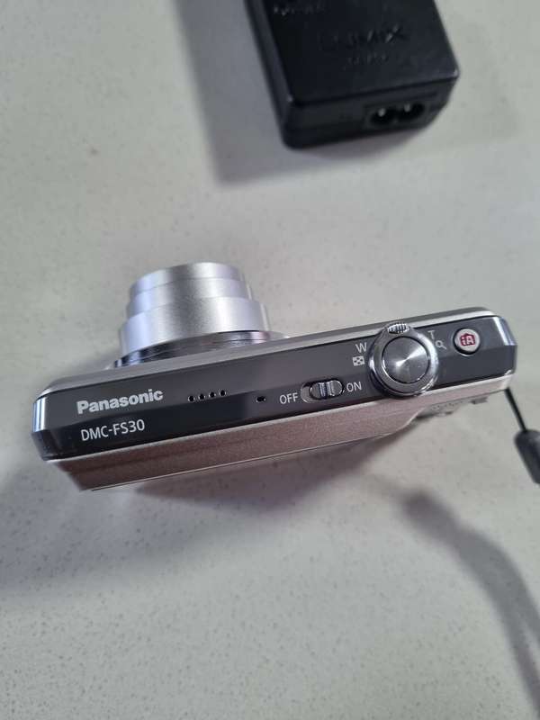 Panasonic Lumix digital camera, DMC-FS30 (14 m/pixel, 8 x optical zoom)