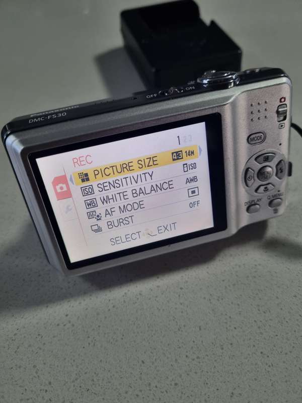 Panasonic Lumix digital camera, DMC-FS30 (14 m/pixel, 8 x optical zoom)