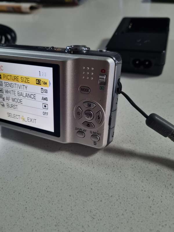 Panasonic Lumix digital camera, DMC-FS30 (14 m/pixel, 8 x optical zoom)