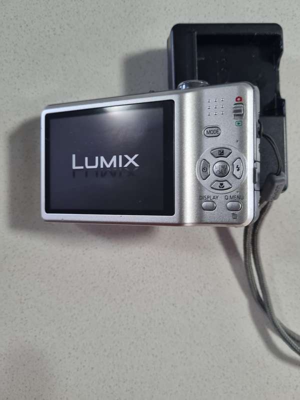 Panasonic Lumix digital camera, DMC-FS30 (14 m/pixel, 8 x optical zoom)