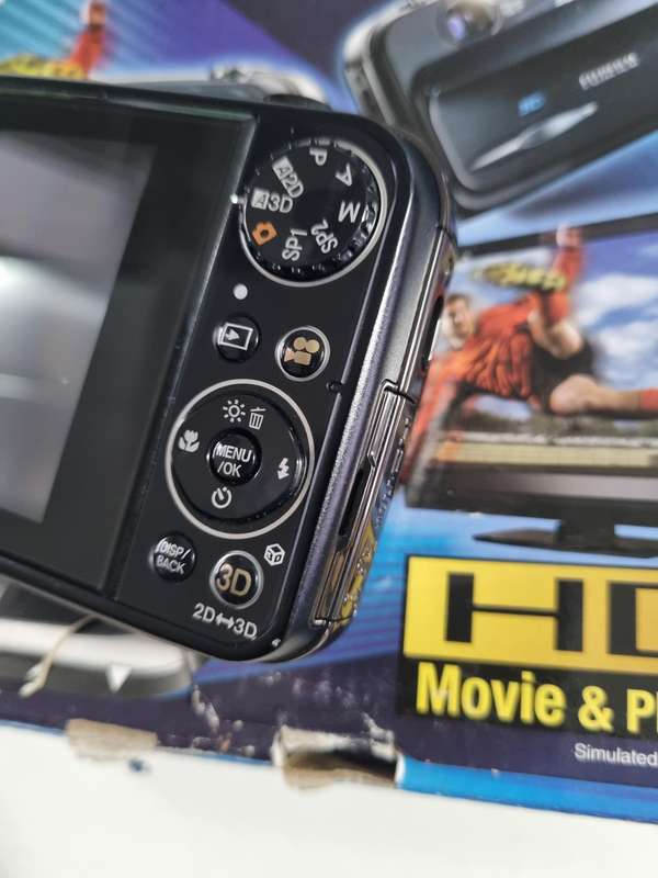 FujiFilm 3D camera (REAL 3D hd video and still camera) in EXCELLENT condition.